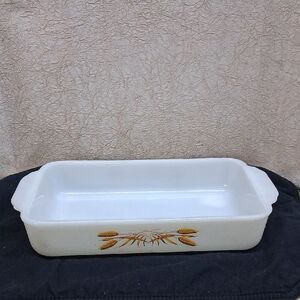 Vintage Anchor Hocking Fire-King1.5 QT.baking dish with wheat pattern item #410